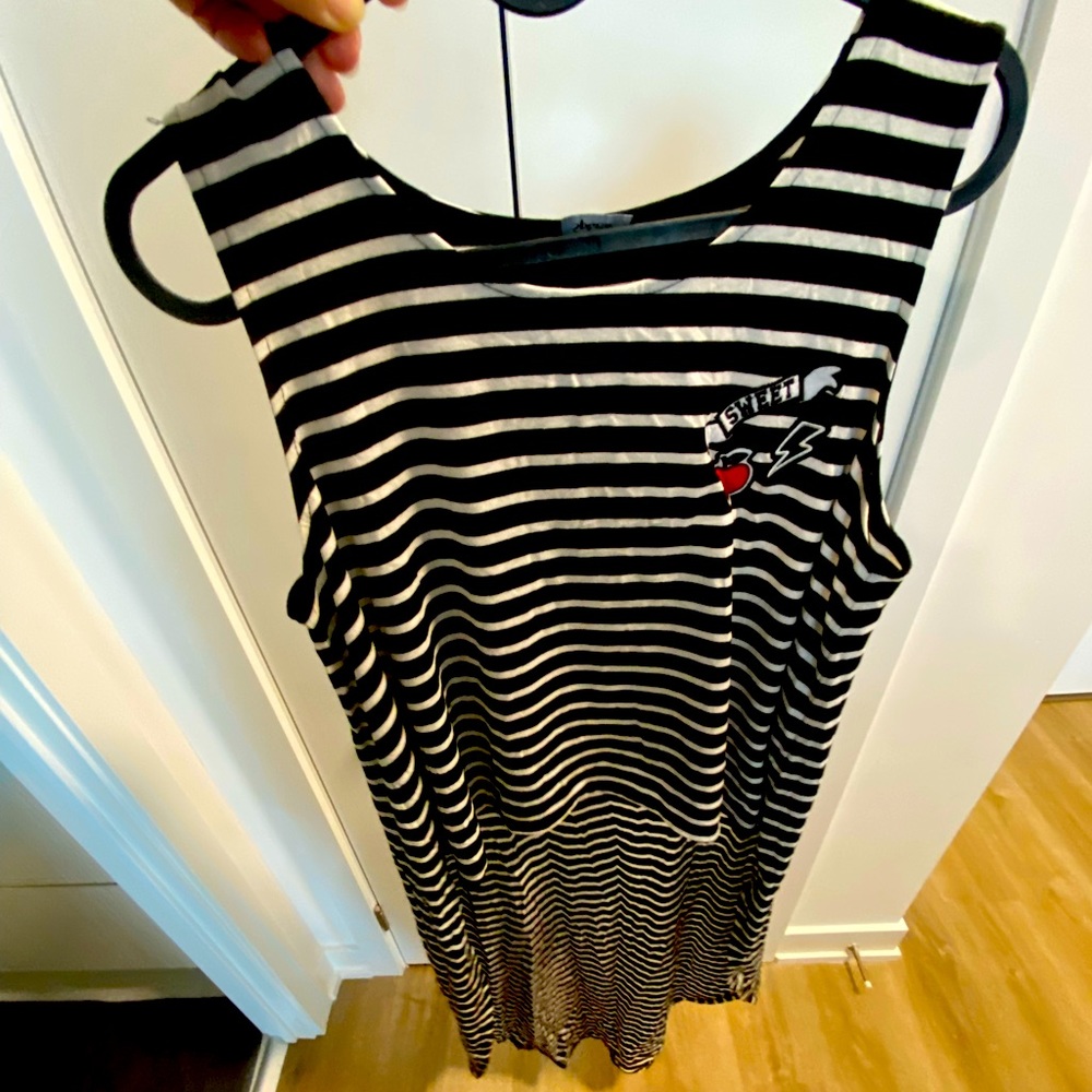 Long sleeveless t-shirt